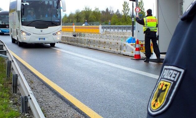 Kontrolle_Reisebus_A93.jpg